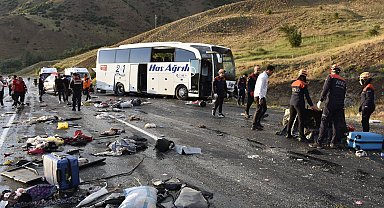 Sivas'ta yolcu otobüsü devrildi: 4 ölü, 33 yaralı