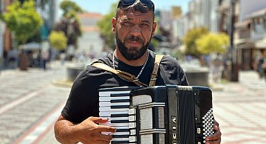 Sokak müzisyeninden 'Gölgede bile pişiyorum' şarkısı