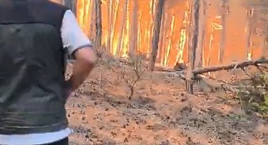 Şube müdürünün, alevlerin arasında kalan orman bölge müdürü ve ekibini kurtarma çabası kamerada