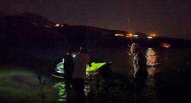 Suların yükselmesiyle oluşan adacıkta mahsur kalan 4 kişi, jet ski ile kurtarıldı