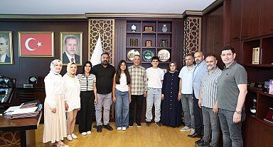 Sultangazi'de LGS'de birinci olan iki öğrenci, Abdurrahman Dursun'u ziyaret etti