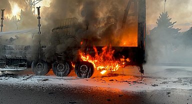 Sünger yüklü TIR alev aldı; şoför gözyaşlarını tutamadı