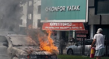 Sürücünün otomobilindeki yangına müdahalesi kamerada
