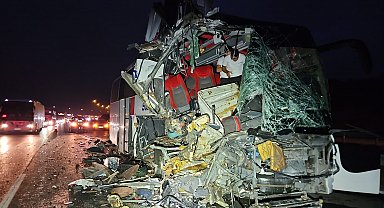 TAG Otoyolu Tarsus geçişinde yolcu otobüsü TIR'a arkadan çarptı; 9 yaralı