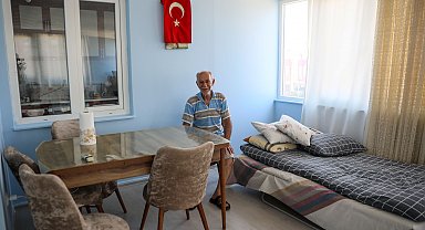 Tahliye edilen dede ve torunları, yeni evlerine taşındı