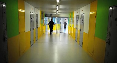 Tahliye olan koğuş arkadaşının valizine saklanıp firar etti