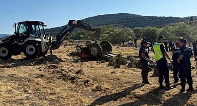 Tarlada devrilen traktörün altında kalan çift, öldü