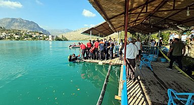 Tatile geldi, baraj gölüne düşen terliğini almak isterken boğuldu
