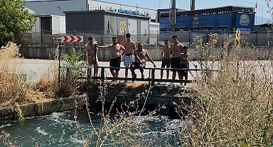 Tehlikeye aldırmadan sulama kanalında serinlediler