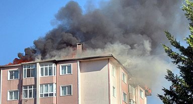Tekirdağ'da 8 katlı apartman çatısında yangın