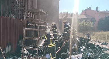 Tekstil atölyesi bahçesinde çıkan yangına kadın itfaiyeciler de müdahale etti