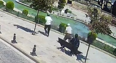 Telefon dolandırıcısı, parkta buluştuğu kadının parasını alıp kaçtı: o anlar kamerada