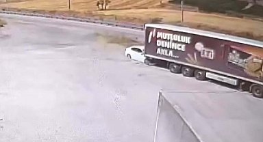 TIR'a çarpan otomobildeki baba ve 3 çocuğu öldü