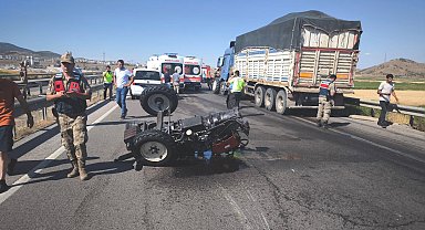 TIR'ın çarptığı traktör ikiye bölündü: 2 yaralı