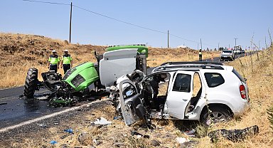 Traktörle otomobil çarpıştı; 1 ölü, 2 yaralı