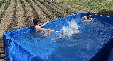 Traktörünün römorkunu torunları için havuza çevirdi