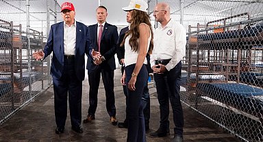 Trump, yeni hapishane 'Timsah Alcatraz'ı gezdi