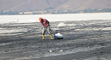 Tuzla Gölü'nde geleneksel yöntemle tuz hasadı başladı