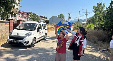 Uçurtma yaparken babasının parmakları parçalanan Yusuf'a, kaymakamdan uçurtma hediyesi