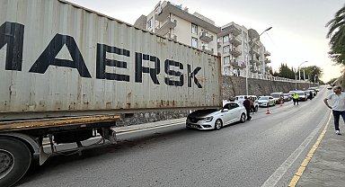 Üst geçide çarpan TIR'ın dorsesindeki konteyner, otomobilin üzerine kaydı
