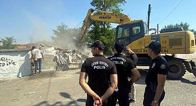 Uyuşturucu satıldığı belirlenen 7 metruk bina yıkıldı