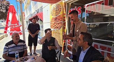 Vali, ikram ettiği marula çiğ köfte koymayı unuttuğu polis memuruna tatlı ısmarladı