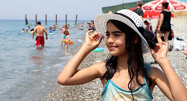 Van Gölü, Güneydoğu'da serinlik arayanların uğrak noktası oldu