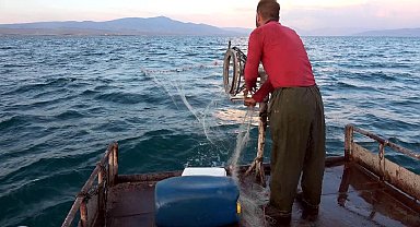 Van Gölü'nde balıkçılar 'vira bismillah' deyip, ağlarını suya bıraktı