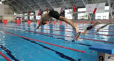 Van'da 8 bin öğrenci, olimpik havuzlarda yüzme öğreniyor