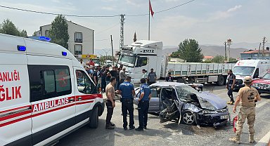 Van'da TIR ve otomobil çarpıştı; aynı aileden 4 kişi yaralandı