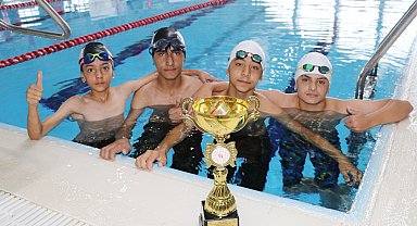 Vanlı öğrenciler, triatlonda yıldız erkeklerde Türkiye şampiyonu oldu