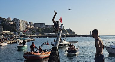 Yağlı direk yarışmasını kazanana altın ve para ödülü verildi