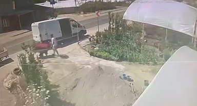 Yalova'da 4 aracın karıştığı kaza kamerada: Yol kenarındaki işçi ölümden döndü