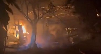 Yalova'da tarım işletme deposunda yangın; 1 otomobil ile sera da zarar gördü