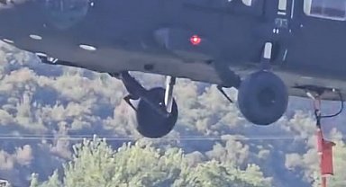 Yangına müdahale eden askeri helikopterin pilotu, kendisini selamlayan çocuğa el salladı