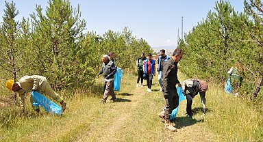 Yangınlara karşı farkındalık oluşturmak için ormanda çöp topladılar
