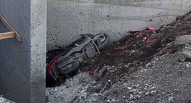 Yapım aşamasındaki altgeçidin duvarına çarpan motosikletli öldü