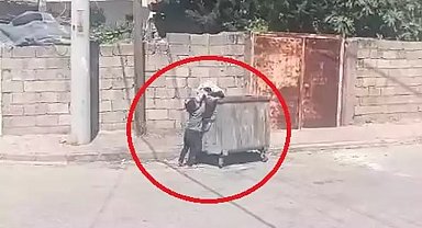 Yere atılan eski kilimi alıp çöp konteynerine bırakan kız çocuğuna belediyeden ödül