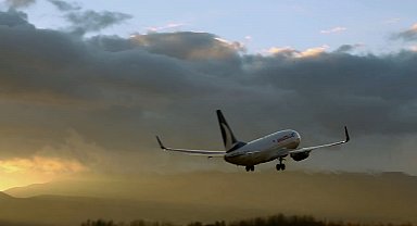 Yıldırım isabet eden yolcu uçağı Elazığ'a zorunlu iniş yaptı