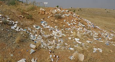 Yol kenarında çok sayıda kullanılmamış ilaç kutusu bulundu