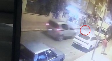 Yola fırlayan çocuğa hafif ticari araç çarptı; kaza kamerada