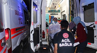 Yüksek sesle müzik dinleyenleri uyardı; göğsünden bıçaklandı