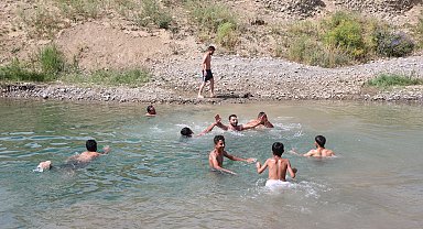 Yüksekova'da sıcaklardan bunalanlar derede serinliyor