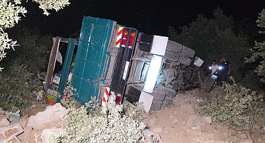 Zeytinliğe uçan biber yüklü kamyonda sıkışan sürücü yaralandı