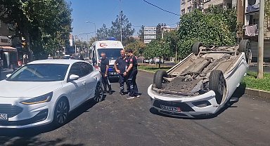 14 yaşındaki sürücünün kullandığı otomobil park halindeki otomobile çarpıp, takla attı