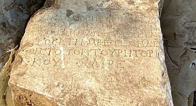 1900 yıllık mezar taşını satmaya çalışırken yakalandı