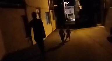 2 çocuğunu teslim etmek istediği eski eşi tarafından darbedildi; o anlar kamerada