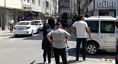 2 kardeş, kaldırımda yürüyen 2 kişiyi bıçakladı