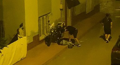 2 kişinin sokak ortasında darbedildiği anlar kamerada