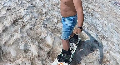 3 bin 200 rakımda kayak yapıp, gölde serinlediler